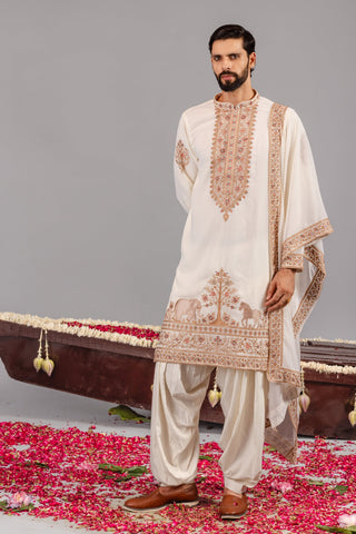 ARYA BABBAR IN Chaar Kadam Cream Kurta Set