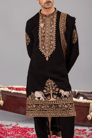 Elvish  Yadav in Chaar Kadam Black Kurta Set