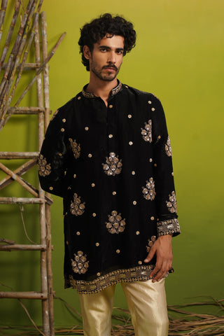 VISHAL PANDEY IN TAJ BLACK SHORT KURTA SET