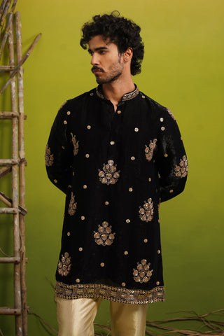 VISHAL PANDEY IN TAJ BLACK SHORT KURTA SET