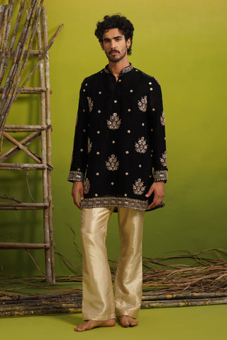 VISHAL PANDEY IN TAJ BLACK SHORT KURTA SET