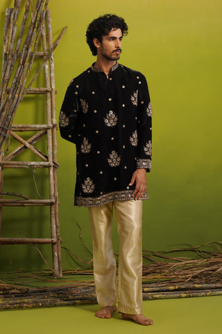 VISHAL PANDEY IN TAJ BLACK SHORT KURTA SET