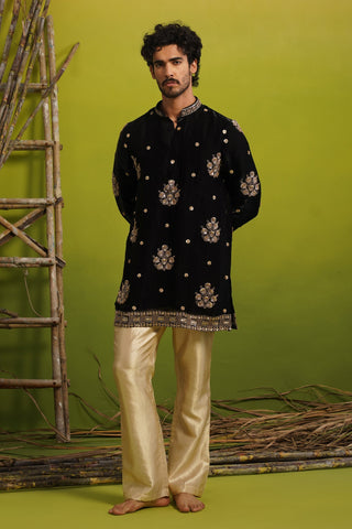 VISHAL PANDEY IN TAJ BLACK SHORT KURTA SET