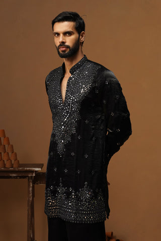 ARYA BLACK V NECK SHORT KURTA SET